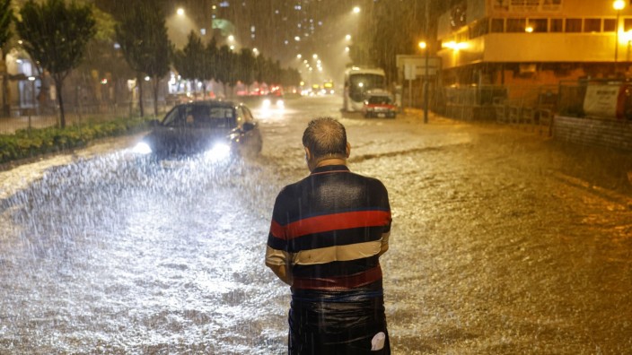 Starkregen: Straßen verwandelten sich in Hongkong in kurzer Zeit in Flüsse.
