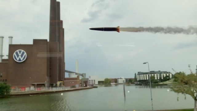Promi-Tipps für München und Bayern: Raketen im Anflug auf das VW-Werk in Wolfsburg? Das Instagram-Projekt von "Russian Rocket" von Zhanna Kadyrova lässt es möglich erscheinen.