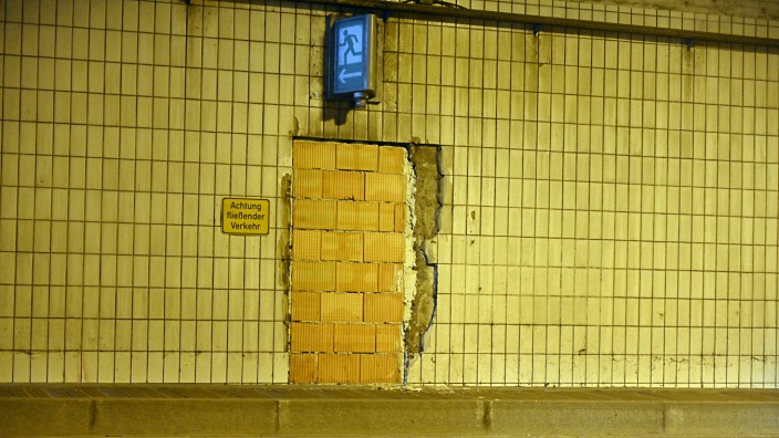 Brandschutz: Kein Durchkommen: Die Fluchttüren zwischen den beiden Röhren im Neubiberger Tunnel wurden zugemauert.