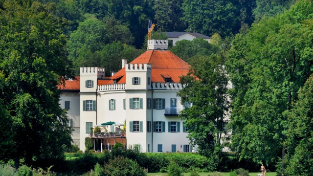 Roseninsel: Auf Schloss Possenhofen am Starnberger See hat Sisi glückliche Jahre als Kind und Jugendliche verlebt.