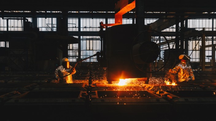 Wirtschaft: Die IG Metall will für die Stahlbranche, hier die Friedrich-Wilhelm-Hütte in Mülheim an der Ruhr, die Arbeitszeitverkürzung erkämpfen.