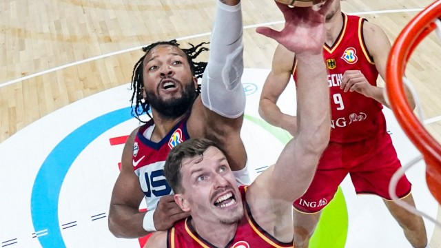 Deutschland im Finale der Basketball-WM: Trifft aus jeder Distanz: Andreas Obst ist auch von US-Profi Jalen Brunson nicht zu stoppen.