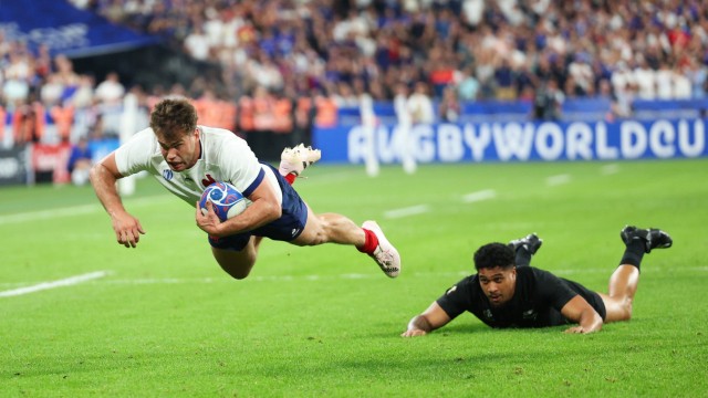 Rugby-WM: Schon auf ordentlicher Flughöhe: Der Franzose Damian Penaud trägt den Ball über die Linie, Neuseeland bleibt zu Turnierstart noch am Boden.