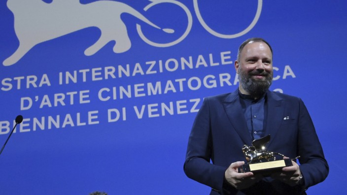Filmfestspiele Venedig: Giorgos Lanthimos, Filmregisseur aus Griechenland, hält den Goldenen Löwen für den besten Film "Poor Things" während der Abschlusszeremonie der 80. Ausgabe der Filmfestspiele von Venedig.