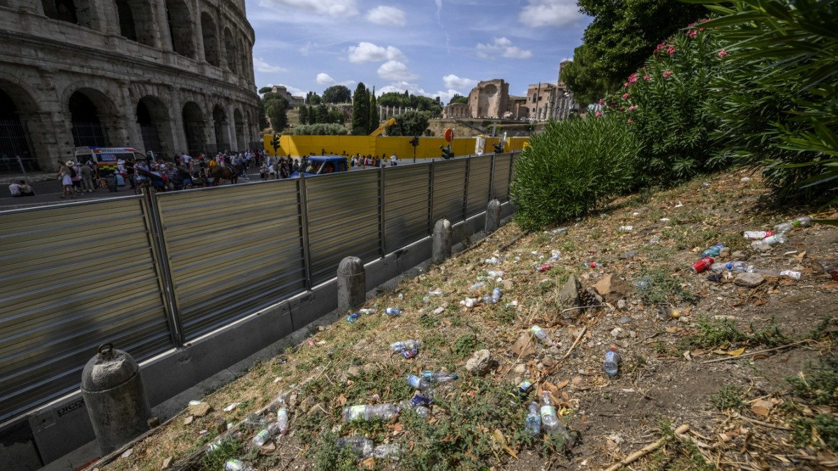 Immondizia a Roma: ogni secondo un camion della spazzatura si ferma – panorama