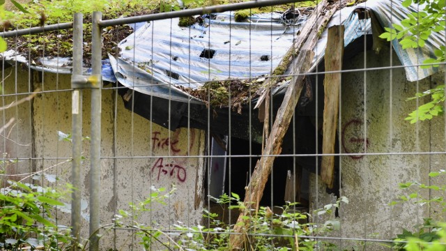 SZ-Serie: Vergessene Orte im Münchner Umland: ...das Haus selbst ist mit Bauzäunen abgesperrt. Dahinter regiert der Verfall.