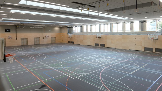 Ein Jahr Verspätung: Zwei große Dreifachsporthallen, zwei wettkampftaugliche Schwimmbecken und ein Sportpark gehören zum neuen Schulkomplex in Riem.