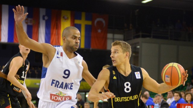 Geschichte des deutschen Basketballs: Da war die Welt noch in Ordnung: Heiko Schaffartzik (rechts) beim EM-Sieg 2013 gegen Frankreich und Tony Parker.