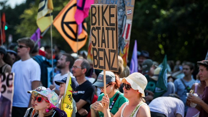 IAA und Gegendemonstrationen: "Bike statt Benz": Rund 3000 Menschen protestierten am Sonntag bei strahlendem Sonnenschein gegen die IAA in München.