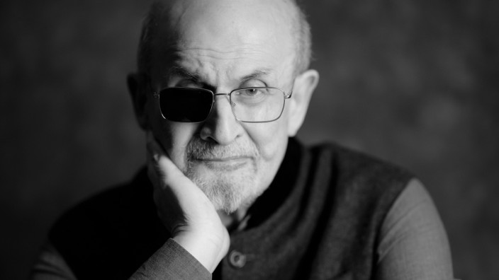 Salman Rushdie in Berlin: Bei einem Messerattentat im Jahr 2022 hat Salman Rushdie ein Auge verloren.