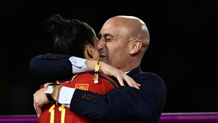 Kuss-Skandal im spanischen Fußball: Luis Rubiales hat beim WM-Finale die Spielerin Jenni Hermoso auf den Mund geküsst. Seitdem war er Rücktrittsforderungen von allen Seiten ausgesetzt.