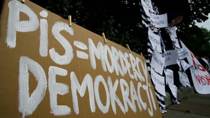 Wahl in Polen: Demonstranten protestieren im August in Krakau gegen die polnische Regierung.