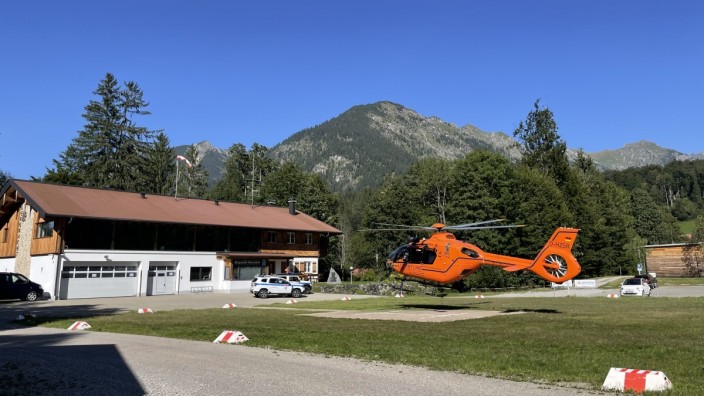 Ehrenamt: Direkt vor der Kommandozentrale der Bergwacht in Oberstdorf kann der Hubschrauber landen, um die Einsatzkräfte aufzunehmen, bevor es an den Einsatzort geht.