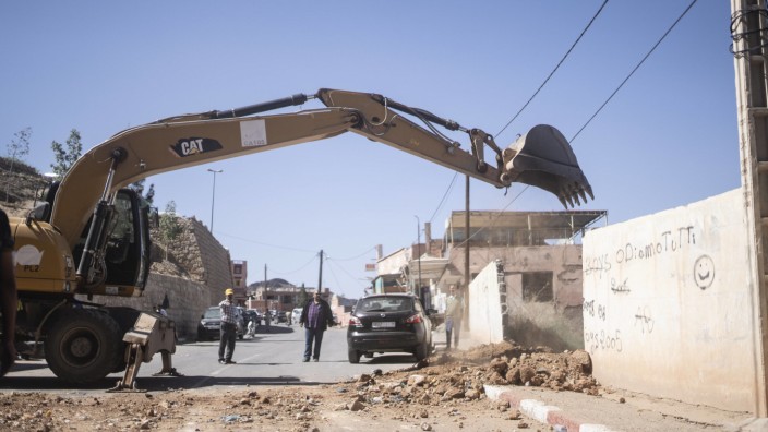 Erdbeben: Ein Traktor hilft bei der Beseitigung von Trümmern während einer Rettungsaktion für die vom Erdbeben betroffenen Menschen im Dorf Moulay Brahim in der Nähe von Marrakesch.