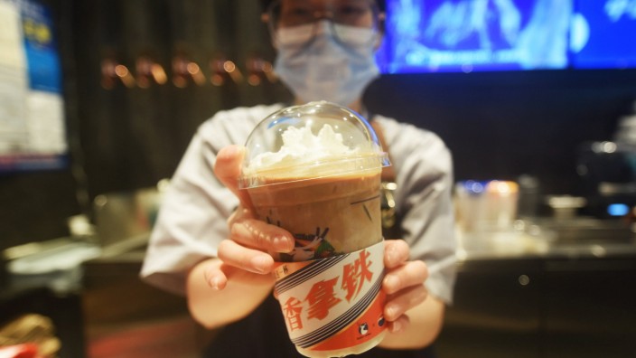 China: So sehen sie aus, die begehrten Kaffeebecher. Am ersten Tag der Marketingaktion verkaufte die Kette Luckin Coffee mehr als fünf Millionen Stück.