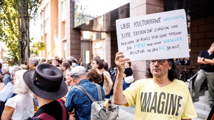 Protest gegen Programmreform im BR: "Liebe kulturferne Intendantin" - Vor dem BR-Funkhaus in München wird Intendantin Katja Wildermuth am Montag zum Rücktritt aufgefordert.