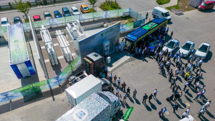 Verkehrswende: Großes Interesse bei der Eröffnung: Auf dem Betriebshof der Firma Geldhauser in Hofolding werden künftig Busse mit Brennstoffzelle mit Wasserstoff betankt.