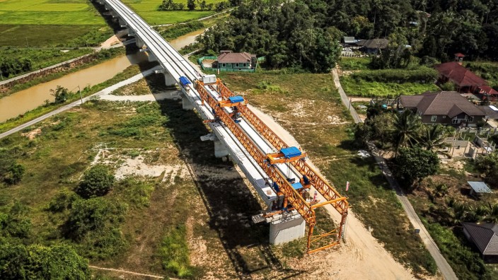 Internationale Politik: Könnte bald unverhoffte Konkurrenz bekommen: chinesisches Bauprojekt in Malaysia für die "Neue Seidenstraße".