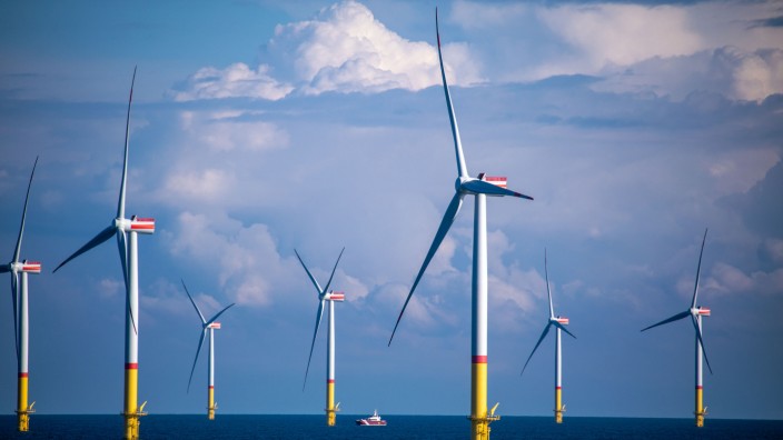 Erneuerbare Energie: Ein Arbeitsschiff bringt Monteure zu Windrädern, die in der Ostsee zwischen den Inseln Rügen und Bornholm stehen.
