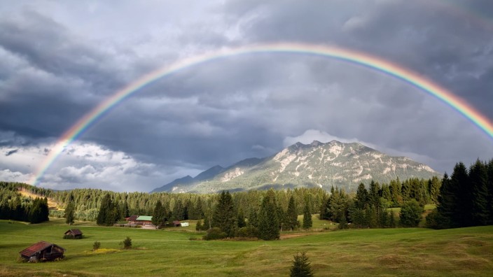 Esoterik und Verschwörung: Kein bloßes Wetterphänomen: An den Enden dieses Regenbogens im Karwendelgebirge spüren Mystiker bestimmt die "Naturkräfte des Kosmos".
