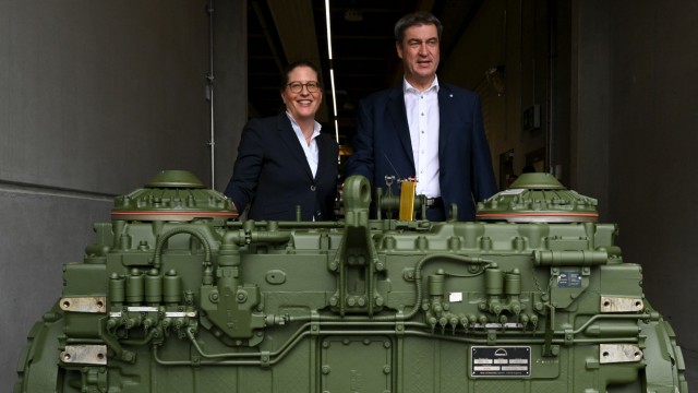 Rüstungsindustrie: Renk-Chefin Susanne Wiegand zusammen mit Bayerns Ministerpräsident Markus Söder bei einem Firmenbesuch.