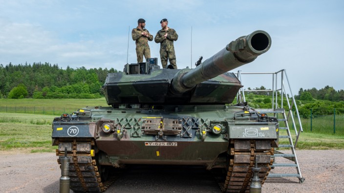 Rüstungsindustrie: Ein Kampfpanzer vom Typ "Leopard": Die Firma Renk ist unter anderem Weltmarktführer bei Getrieben für Panzer.