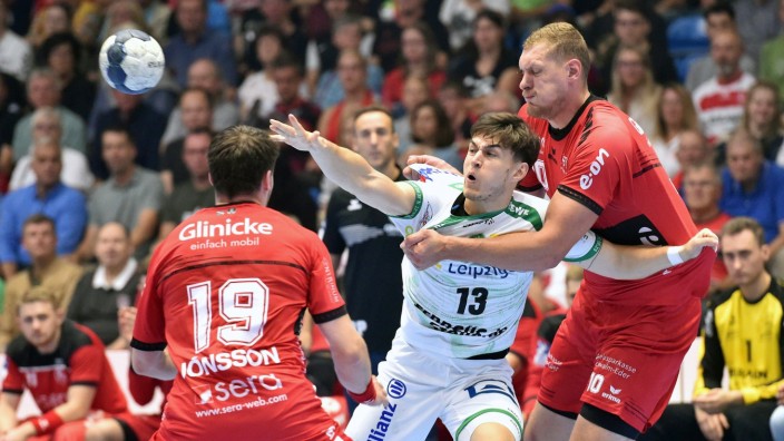 Handball: So packt der Tabellenführer zu: Dainis Kristopans (rechts) gegen seinen - deutlich kleineren - Gegenspieler Matej Klima aus Leipzig.