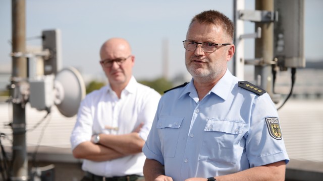 Bahn-Konzept für die Wiesn: Steffen Quaas leitet erstmals den Oktoberfesteinsatz der Bundespolizeiinspektion. Im Hintergrund der Münchner S-Bahnchef Heiko Büttner.