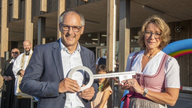 Bildung: Weßlings Bürgermeister Michael Sturm übergibt Rektorin Maria Streifinger symbolisch den Schlüssel.