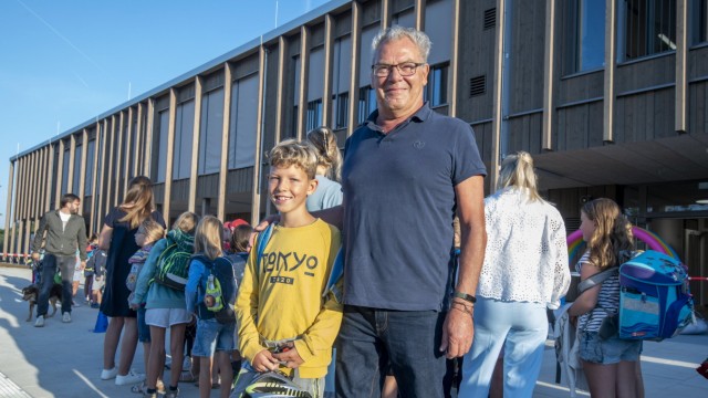Bildung: Rolf Maiwald hat sich vor 25 Jahren in einer Bürgerinitiative für eine neue Schule engagiert. Am Dienstag begleitete er seinen Enkel Samuel.