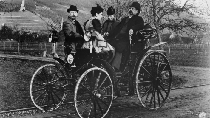 Rezession: Carl Benz und seine Frau Bertha 1893 in einem Benz-Viktoria. Als Carl Benz 1885 seinen Motorwagen Nummer 1 präsentierte, waren die Menschen verblüfft.