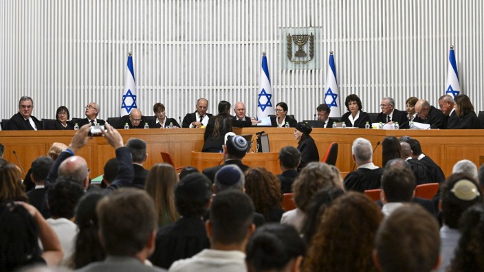 Israel: Gab es noch nicht: Alle 15 Richter des Obersten Gerichtshofs Israels treten am Dienstag zu einer Anhörung zusammen.