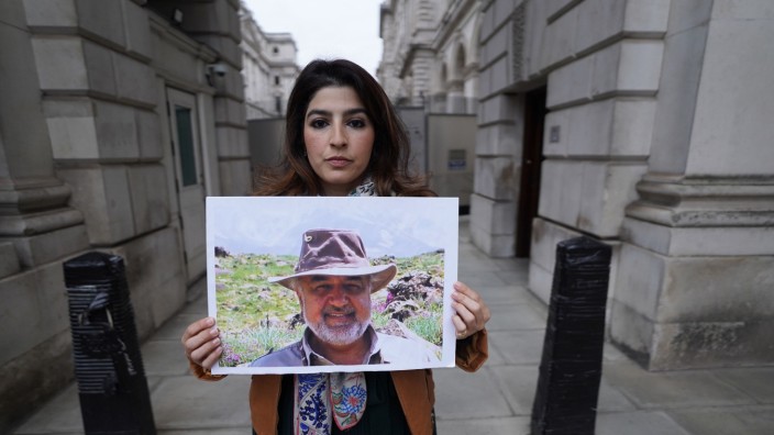 USA und Iran: Roxanne Tahbaz mit einem Bild ihres Vaters Morad Tahbaz, der als US-Staatsbürger in Iran inhaftiert ist - und nun auf Freilassung hoffen darf.