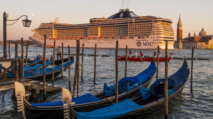 Italien: Wie ein Besuch in einem Museum: Venedig-Besucher sollen bald Eintritt bezahlen. Kreuzfahrtschiffe wie dieses auf dem Bild von 2017 müssen mittlerweile einen Umweg fahren, was an der Umweltzerstörung womöglich wenig ändert.