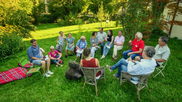 Starnberg: Die Klima-Initiative trifft sich im Garten der Villa Mussinan, um die geplante Kundgebung vorzubereiten.