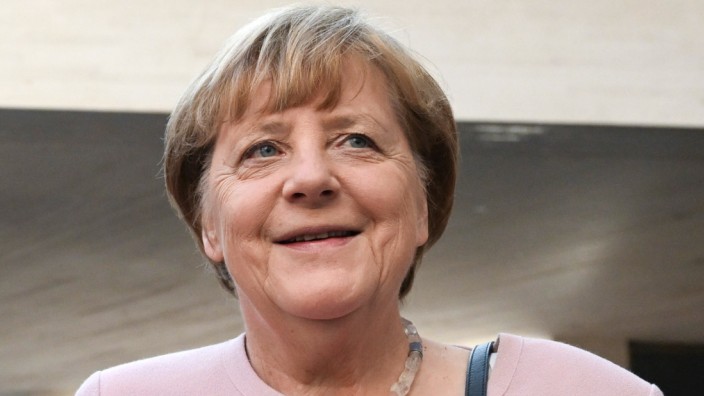 Leute: Die ehemalige Bundeskanzlerin Angela Merkel bei einer Ausstellungeröffnung.