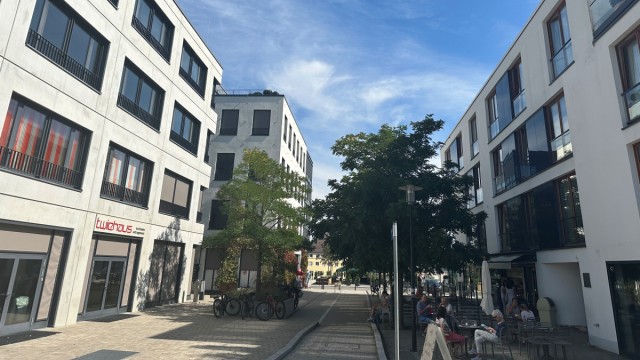 Stadtentwicklung: Wenige Meter weiter symbolisiert der Hubert-Hupfauf-Platz das moderne Tutzing.
