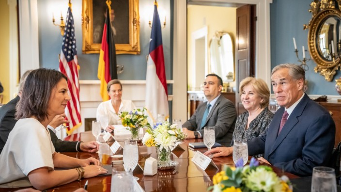 Annalena Baerbock: Außenministerin Annalena Baerbock im Gespräch mit dem Gouverneur von Texas, Greg Abbott (rechts).