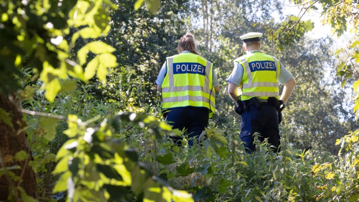 Bekennerschreiben liegt vor: Polizisten sichern einen möglichen Tatort an einem Bahndamm im Hamburger Stadtteil Lokstedt.