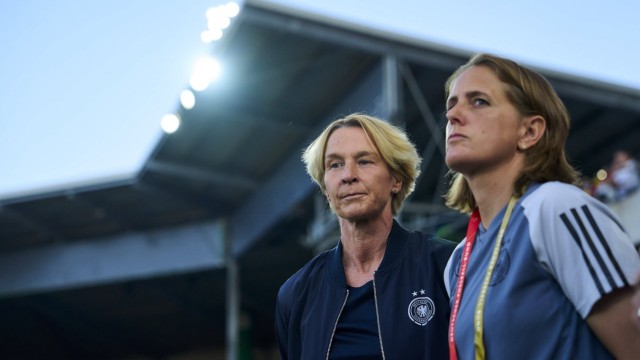 Saisonstart der Frauen-Bundesliga: Martina Voss-Tecklenburg (li.) kann ihrer Aufgabe als Bundestrainerin nicht nachkommen, Britta Carlson wird sie vertreten.