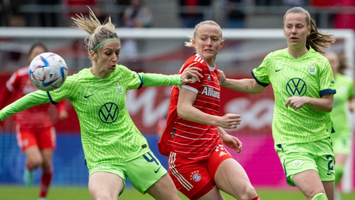 Saisonstart der Frauen-Bundesliga: Die Nationalspielerinnen Kathrin Hendrich (li., VfL Wolfsburg) und Lea Schüller (Mitte, FC Bayern) sind mit ihren Teams wieder großer Favoritinnen auf den Titel in der Bundesliga.