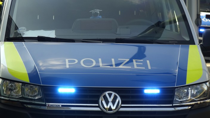 Verkehrsunfall in München-Allach: In der Gerberau ist ein Fußgänger mit einem Kleinbus zusammengestoßen.