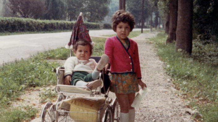 Österreich: Joanna Rahim (rechts) und ihr Bruder John als Kinder in Heiligenkreuz im Wienerwald. Dort verbrachte die Familie, die in Großbritannien lebte, ihre Ferien.