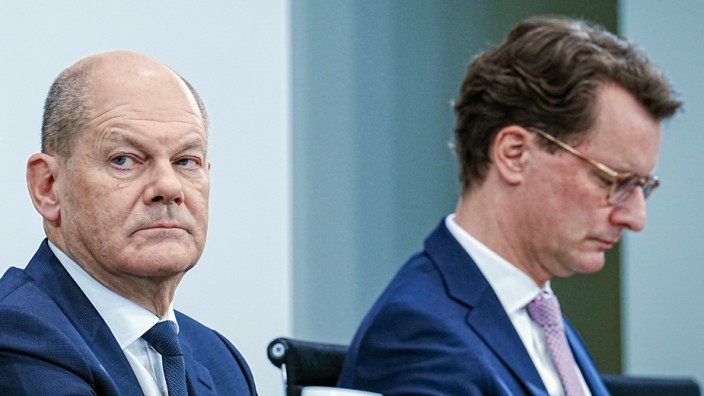 Deutschland-Pakt: Bundeskanzler Olaf Scholz (Mitte) verschleppt nach Ansicht von Hendrik Wüst (rechts), MInisterpräsident von Nordrhein-Westfalen, die Gespräche über die Planungsbeschleunigung in Deutschland, links Stephan Weil, Ministerpräsident von Niedersachsen.