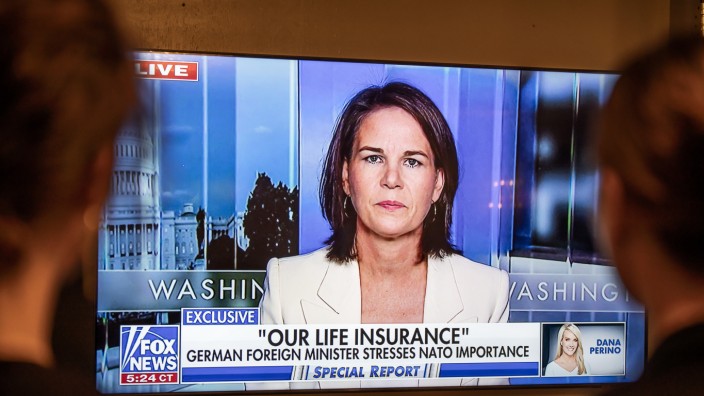 Baerbock bei Fox News: Annalena Baerbock während des Fox-News-Interviews auf einem TV-Bildschirm.