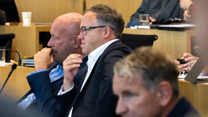Thüringen: Thomas Kemmerich (FDP), Mario Voigt (CDU) und Björn Höcke (AfD) im Erfurter Landtag