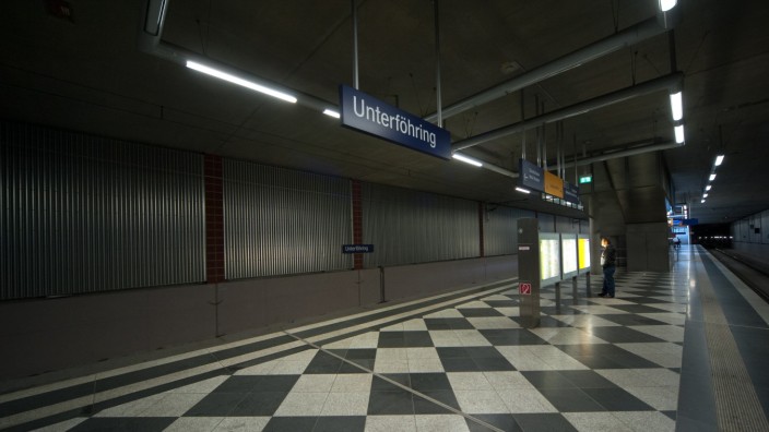 Unterföhring: Weil ein Gasaustritt vermutet wurde, hat die Polizei am Donnerstagabend die S-Bahn-Station Unterföhring zeitweise gesperrt.
