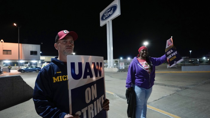 Industrie: United Auto Workers-Mitglieder (UAW) Bryan Horvath (l) und Ann Hardy streiken am im Ford-Montagewerk in Michigan.