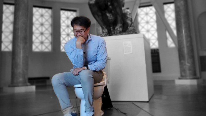 Ig-Nobelpreise: Seung-min Park, Ig-Nobelpreisträger für Gesundheit, posiert auf der sogenannten Stanford-Toilette.