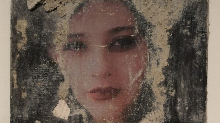 Ausstellung zu Frauen in Iran: "Mahsa Amini, age 22, suicide by copp": Sadaf Ahmadi überzieht ihre Porträts zunächst mit Beton, die junge, im vergangenen Jahr vom Regime ermordete Iraner zeigen.